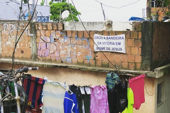 A socio-educational and gastronomic experience in the Vidigal favela - A local artist’s studio and Vidigal’s creative side