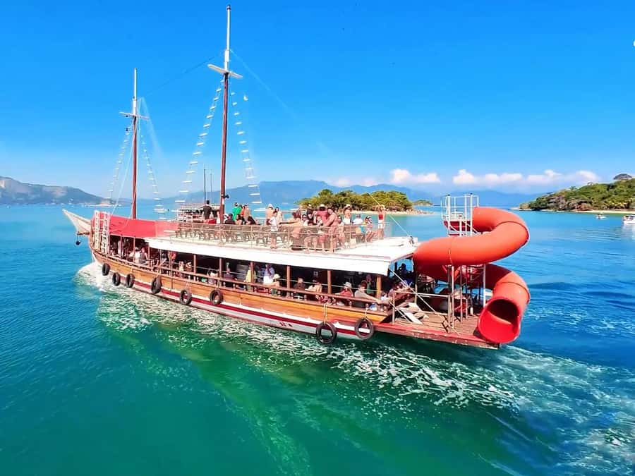 Adventures in Angra and Ilha Grande with Guide and Lunch - Boarding the boat in Angra