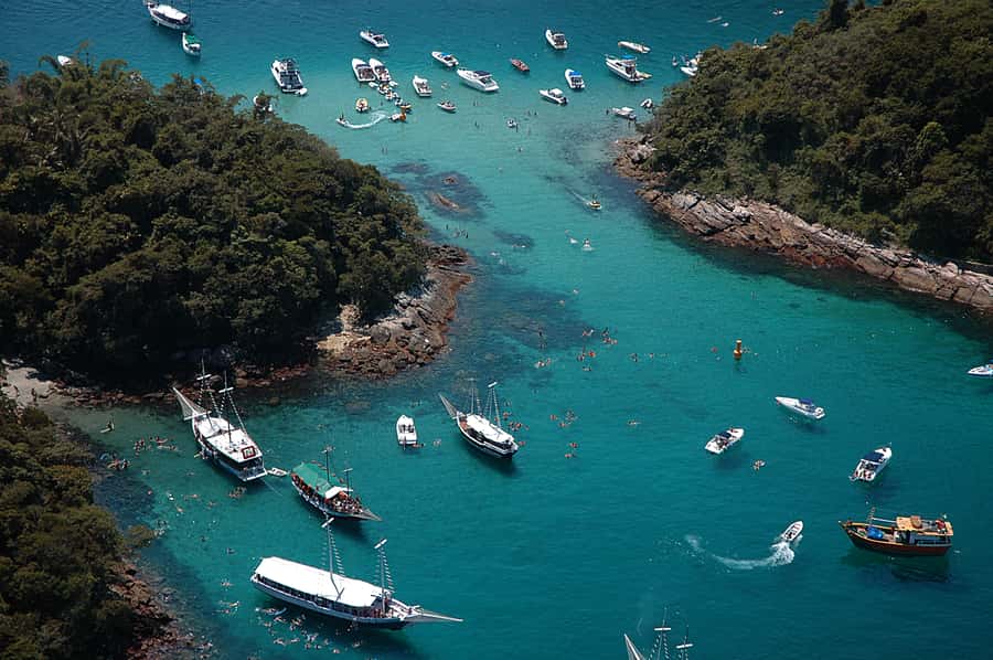 Angra dos Reis: 5-Stop Ilha Grande Speedboat Tour - First stop: Ilha de Cataguás and its white sand