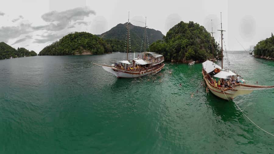 Angra dos Reis: Boat Tour in Ilha Grande and Lagoa Azul - Praia de Araçá: a small beach for a slower pause