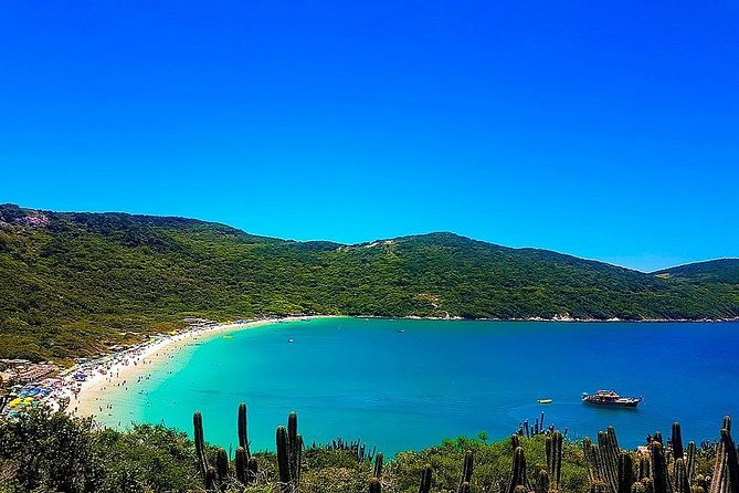 Arraial do Cabo Tour from Rio de Janeiro - Crowds, boats, and the pace of the beach day