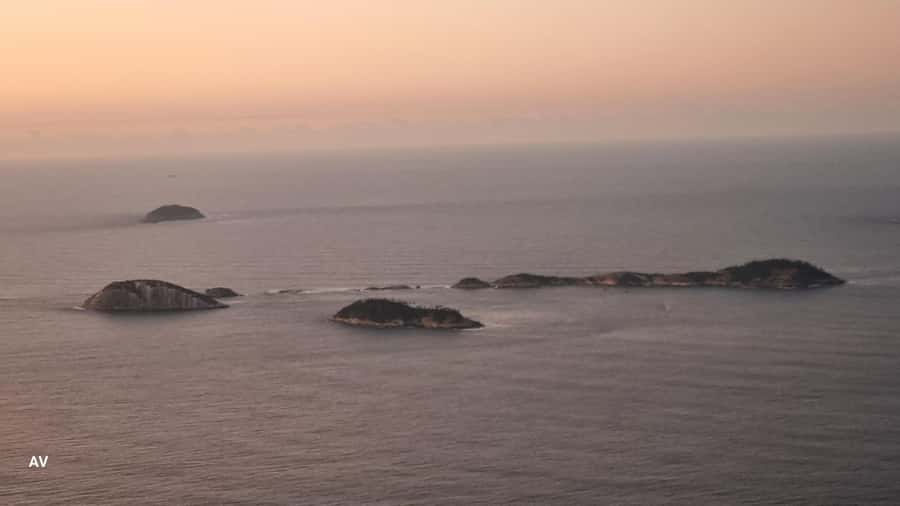 AVenturismo 2 Irmãos hill + Vidigal Favela - The Two Brothers summit and its big Rio view