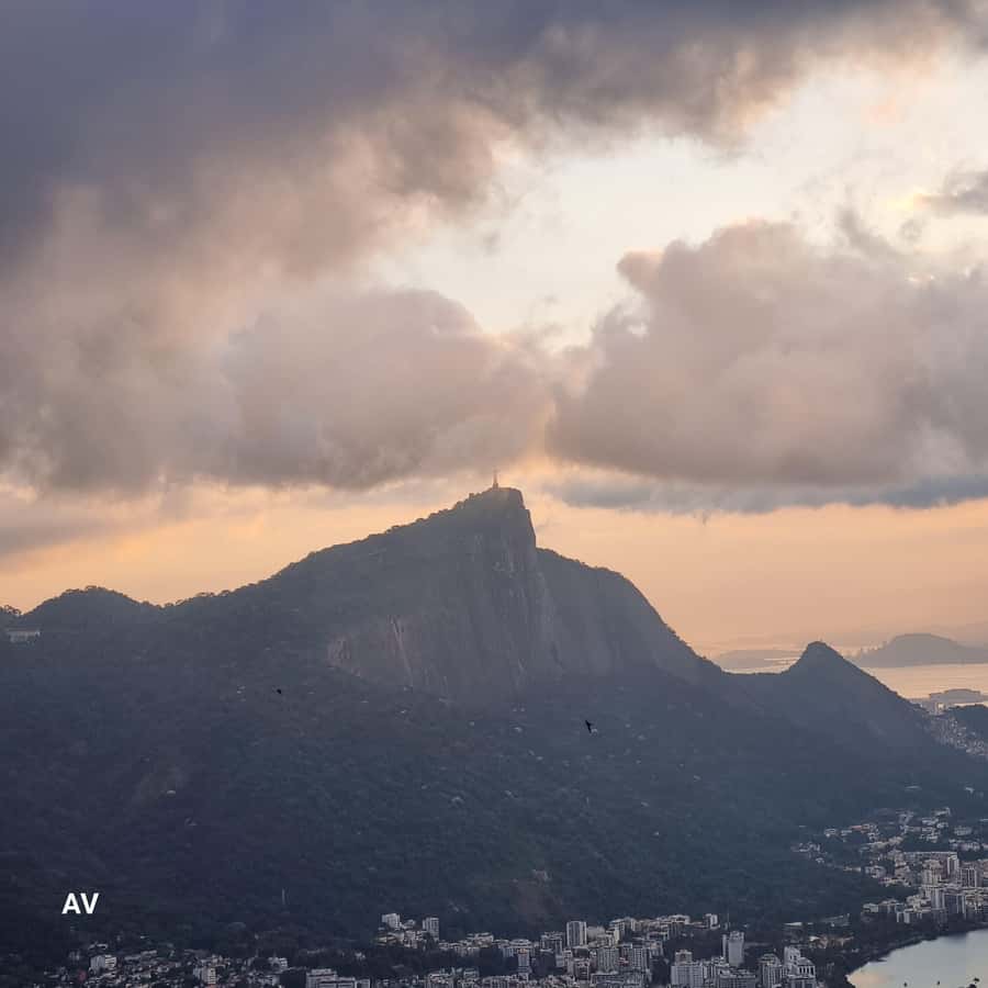 AVenturismo 2 Irmãos hill + Vidigal Favela - Why the moto taxi ride matters