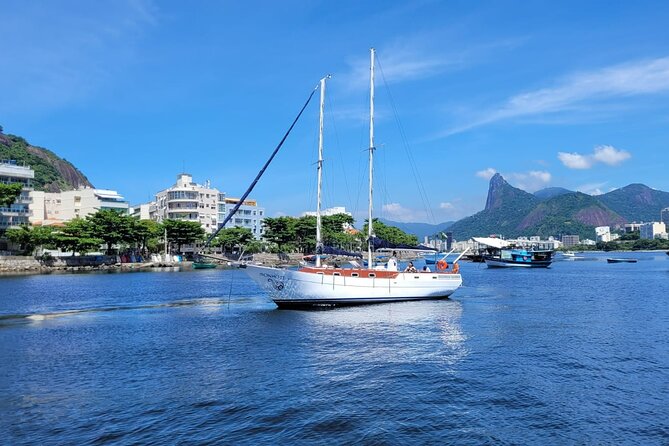 Brunch & Sunset Cruise with Capirinha in Rio - Crew Service and the Feel on Board