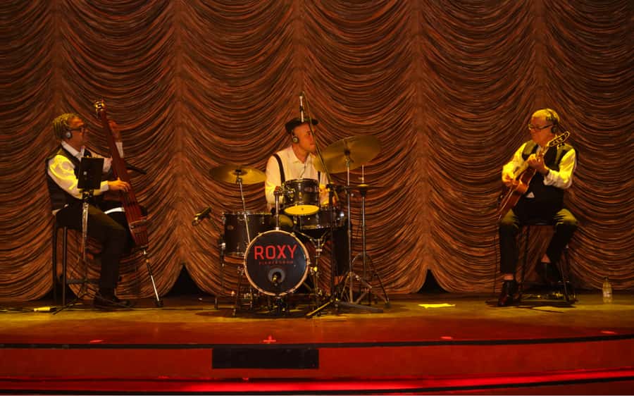 By Night Tour: Roxy Dinner Show & Transfer - Aquele Abraço brings color, dance, and modern Brazil