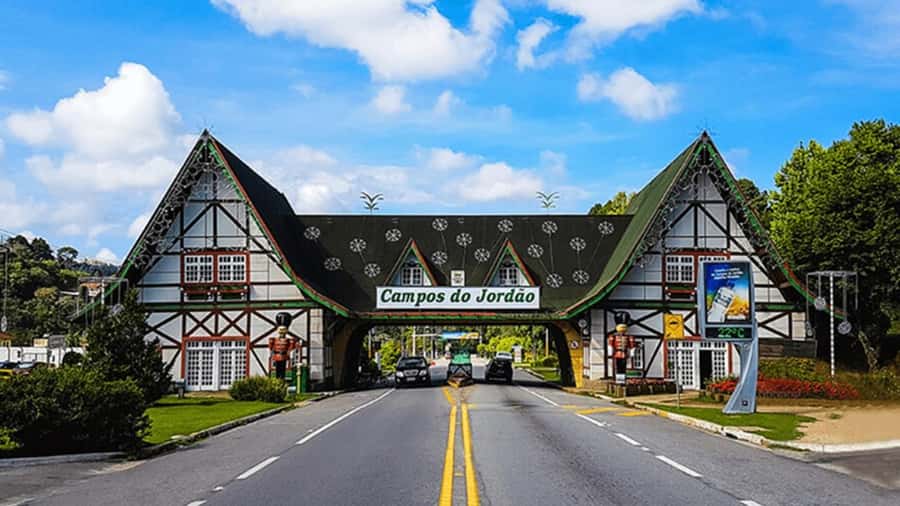 Campos do Jordão: Private 8 Hour Tour - Romantik Dalen, umbrellas, and souvenir shopping