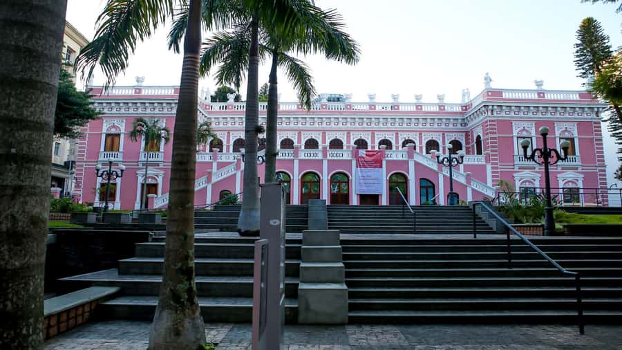 City Tour Florianópolis - Praça 15 and the former government palace