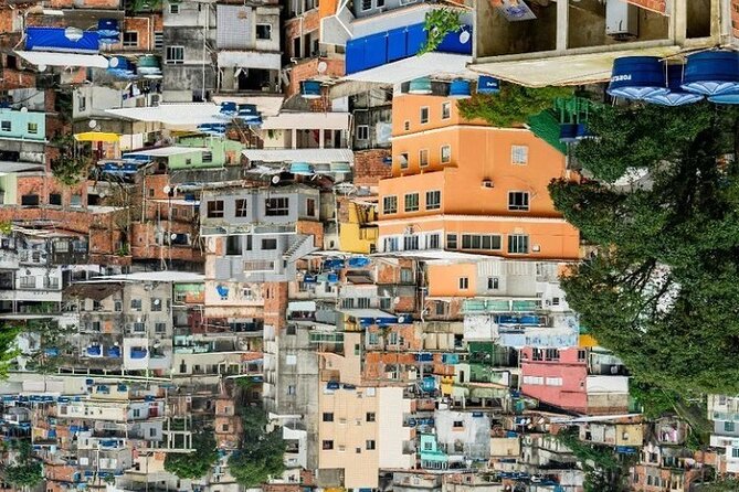 Explore the history and culture of Favela da Rocinha - Eating local food, with lunch kept separate