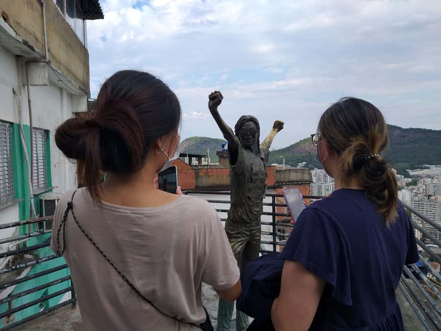 Favela Santa Marta: Walking Tour with local guide - Handicraft shops and buying locally