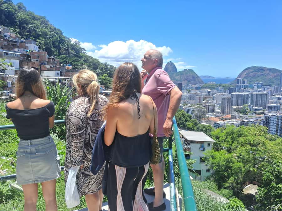 Favela Santa Marta: Walking Tour with local guide - Walking through a neighborhood of about 8,000 people