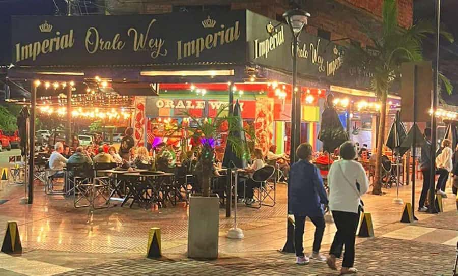 From Foz do Iguaçu: Puerto Iguazu Night Tour - The Feirinha, where Argentine food takes center stage