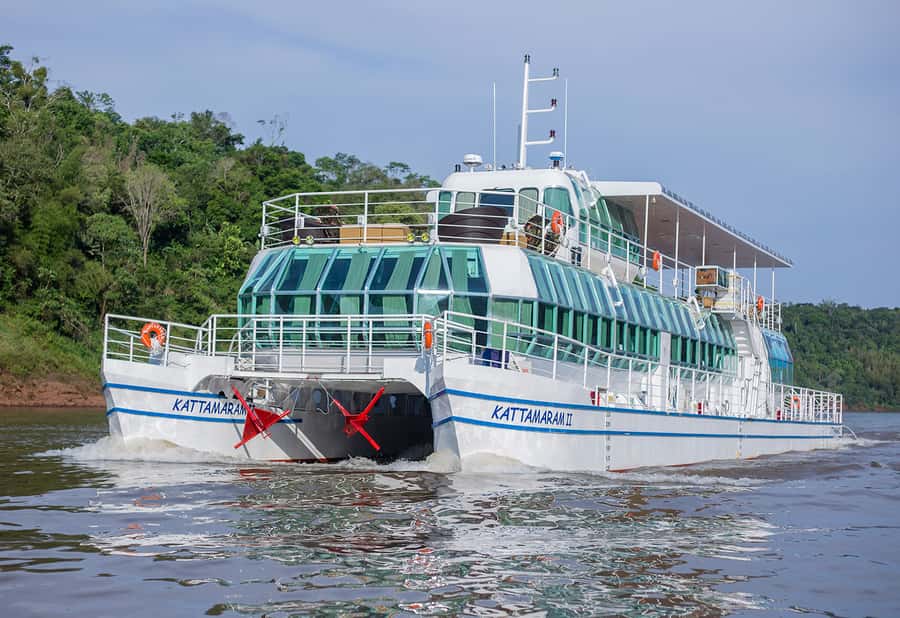 From Foz do Iguaçu: Sunset Catamaran Tour with Meal - A dinner cruise at the meeting of three countries