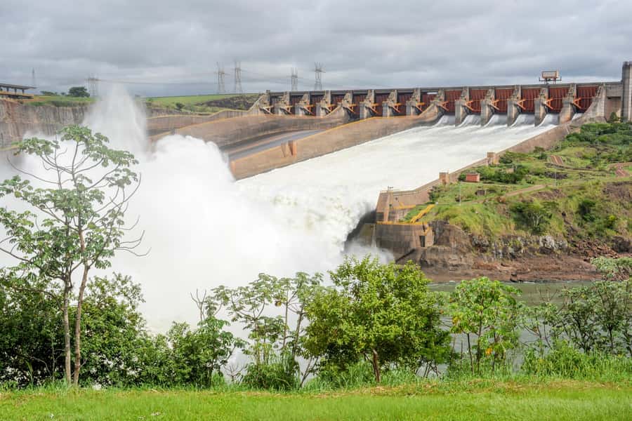 From Puerto Iguazu: Itaipu Dam Tour with Entrance Ticket - The 10-minute film sets the scale
