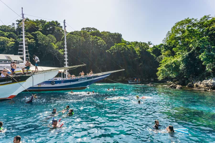 From Rio de Janeiro: Angra dos Reis Boat Trip with Lunch - What the guides add to a large group