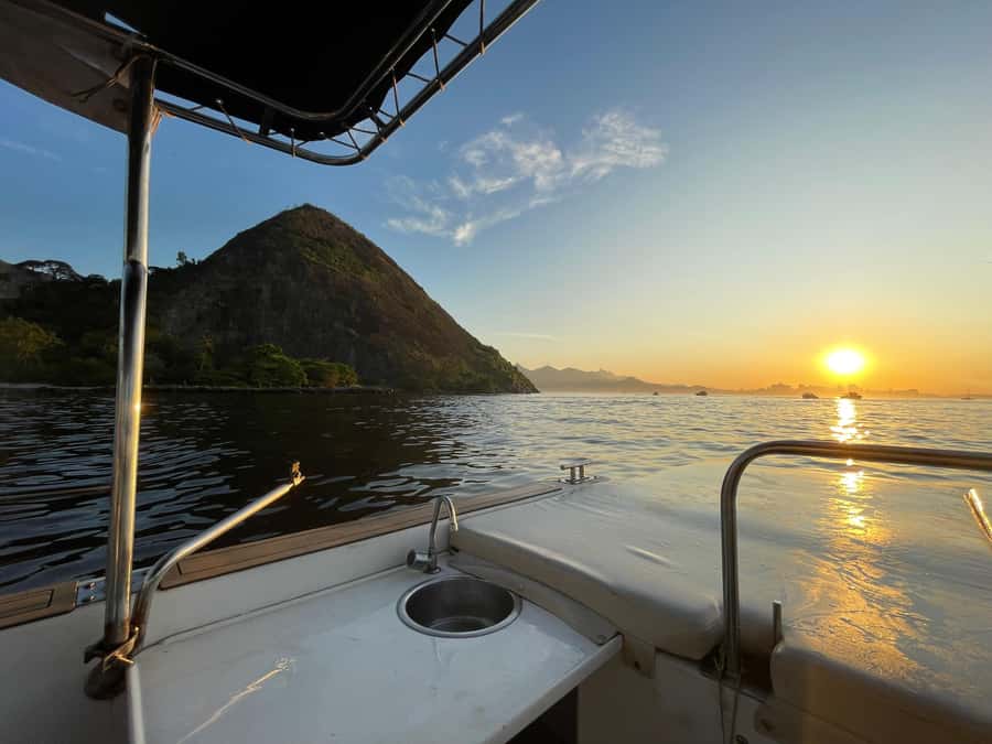 From Rio de Janeiro: Private Speedboat Tour - The crew, language, and private group format