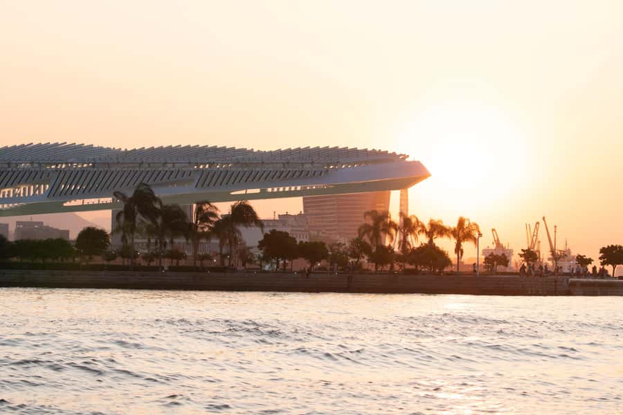 Glória: Sunset Speedboat Cruise with Drinks and Snacks - Niterói and the bold shape of MAC