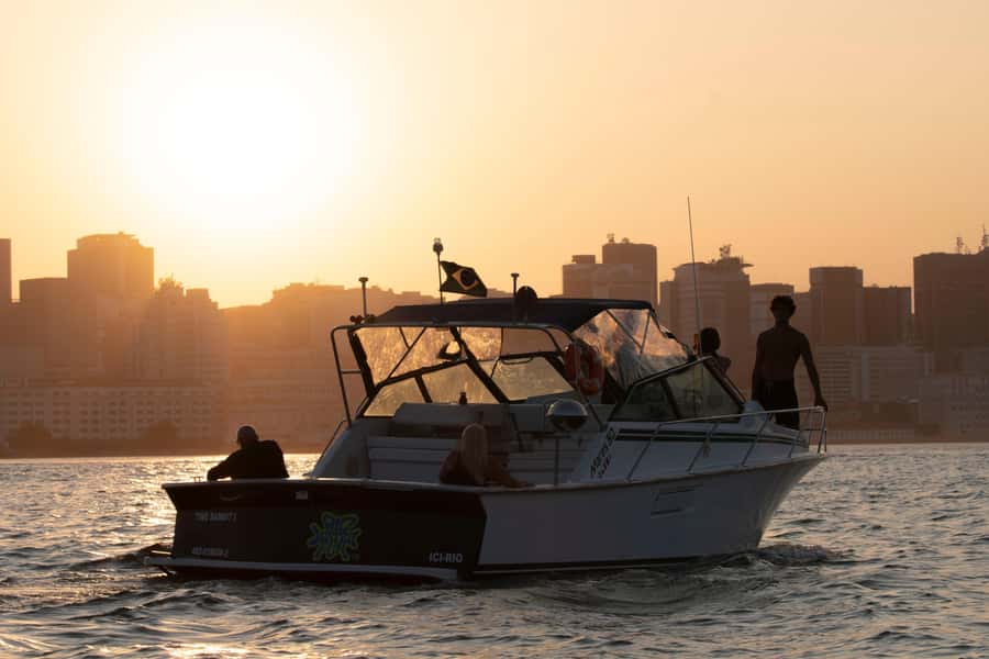 Glória: Sunset Speedboat Cruise with Drinks and Snacks - Leaving Marina da Glória and crossing the inner bay