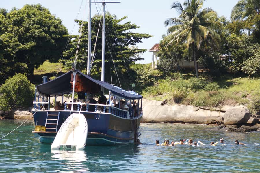 Half-Day Schooner Cruise and Snorkeling in Paraty Bay - Red Beach ends the route with sand and scenery