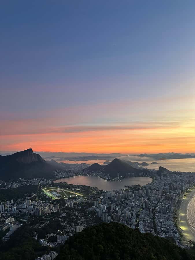 Hike Dois Irmãos + Vidigal Favela Experience - Who should book this hike