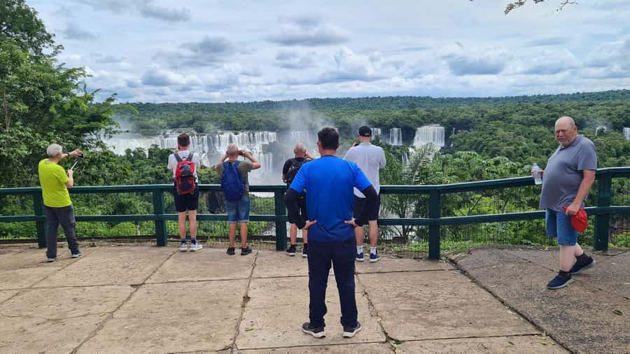 Iguassu Waterfalls: 1 Day Tour Brazil and Argentina's sides - Guides, vehicles, and group rhythm