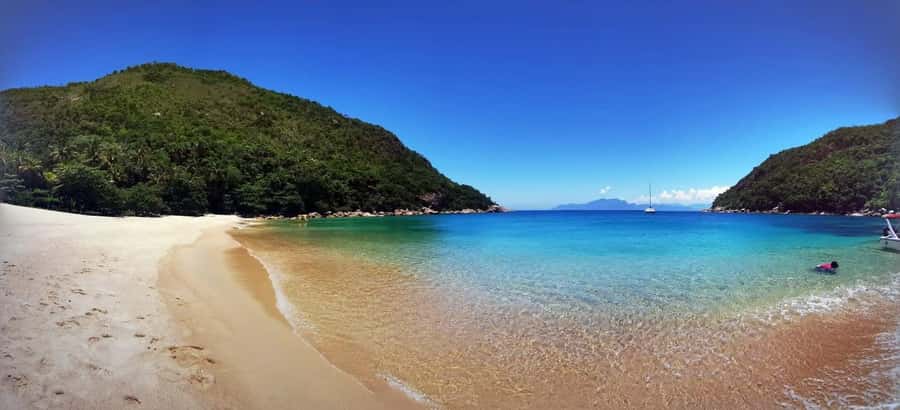 Ilha Grande: 360° Circumnavigation Speed Boat Tour - 8h - Leaving Vila do Abraão after the safety briefing