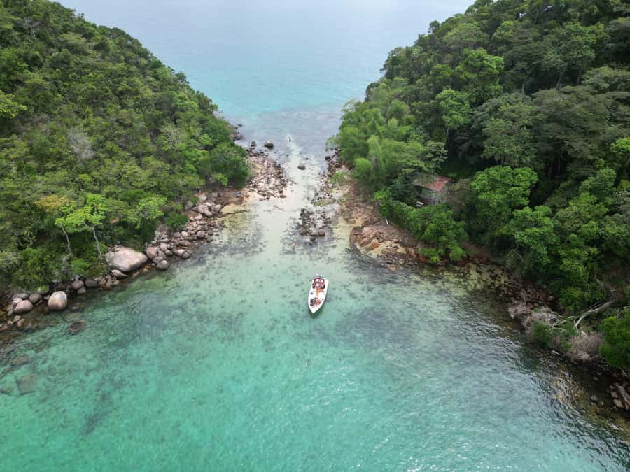 Ilha Grande: 6-Hour Speedboat Tour to Blue and Green Lagoons - Starting in Vila do Abraão