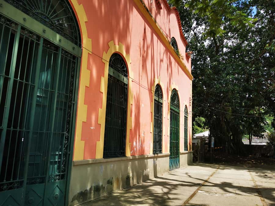 Ilha Grande: Private Historic Walking Tour with Natural Pool - Sea views, beach walking, and pauses on the route