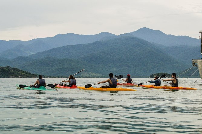 Kayaking to the mangroves - Around Ilha dos Pombos with mountain views