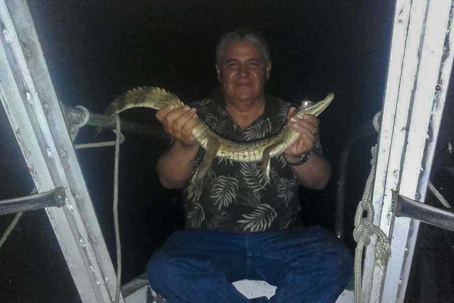 Manaus: Piranha Fishing and Alligator Watch Evening Tour - Clothing, insects, and the feel of the boat