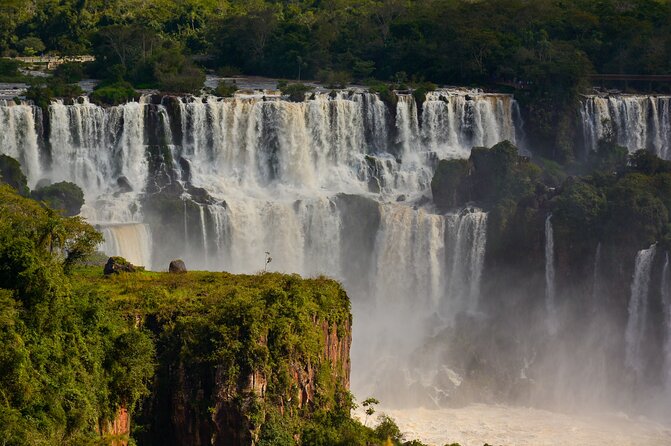 Private transport with guide to the Falls on the Argentinean side. - Starting in Foz do Iguaçu and crossing into Argentina