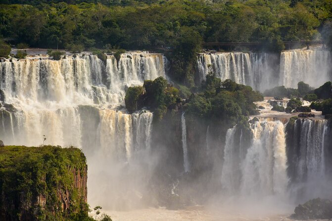 Private transport with guide to the Falls on the Argentinean side. - The guide’s role: more than a driver