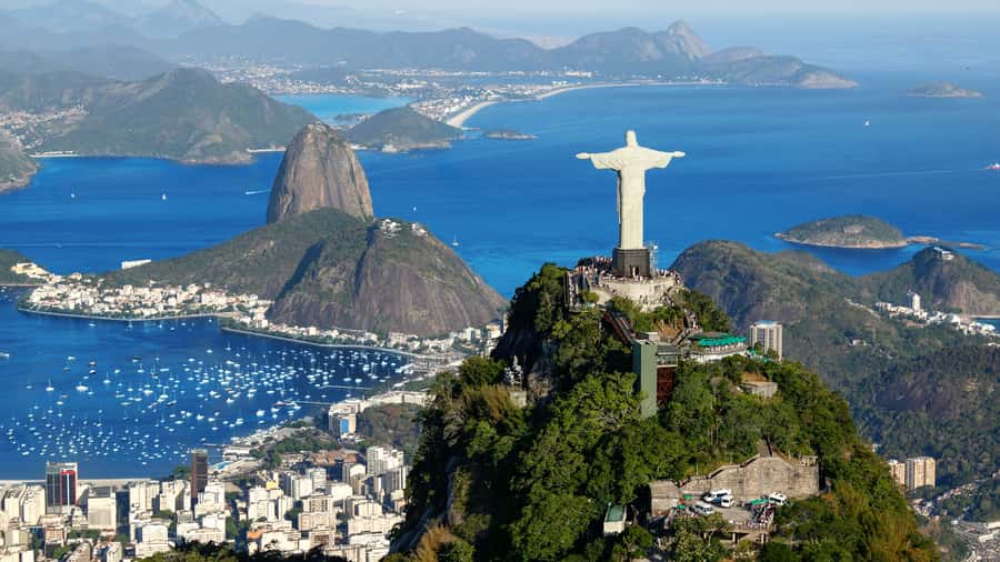 Rio: Christ Redeemer by Train & City Highlights Morning Tour - Maracanã: a photo stop for football fans