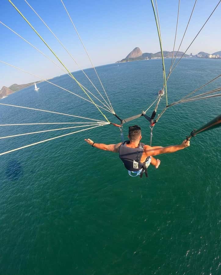 Rio de Janeiro: 2-Hour Boat Trip with Parasailing - English, Portuguese, and Spanish instruction