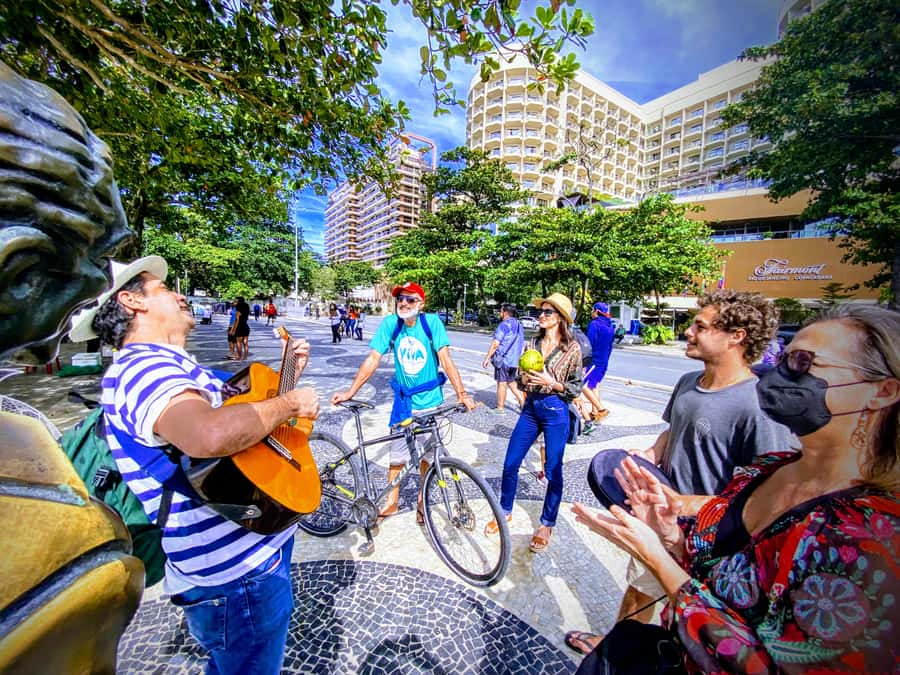 Rio de Janeiro: Bossa Nova Walking Tour with Guide - Laura Alvim and the final bar performance