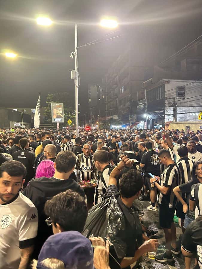 Rio de Janeiro: Enjoy a Botafogo soccer game with Locals - Sharing food, beer, and club stories before kickoff