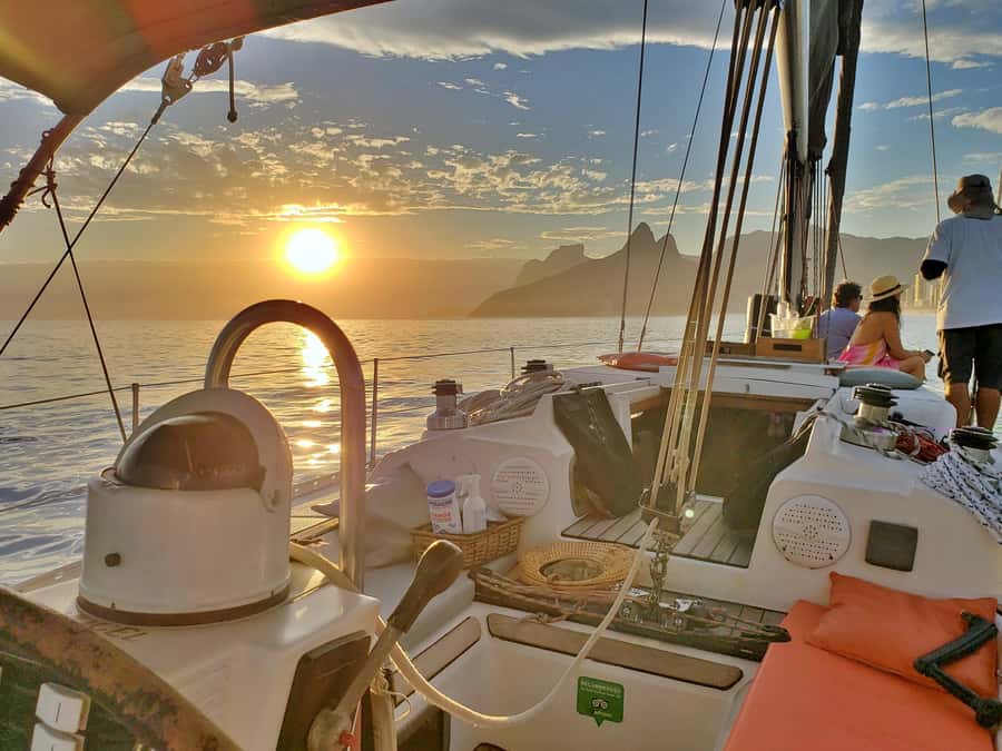 Rio de Janeiro: Guanabara Bay Sunset Sailing Tour & Drinks - Key points at a glance