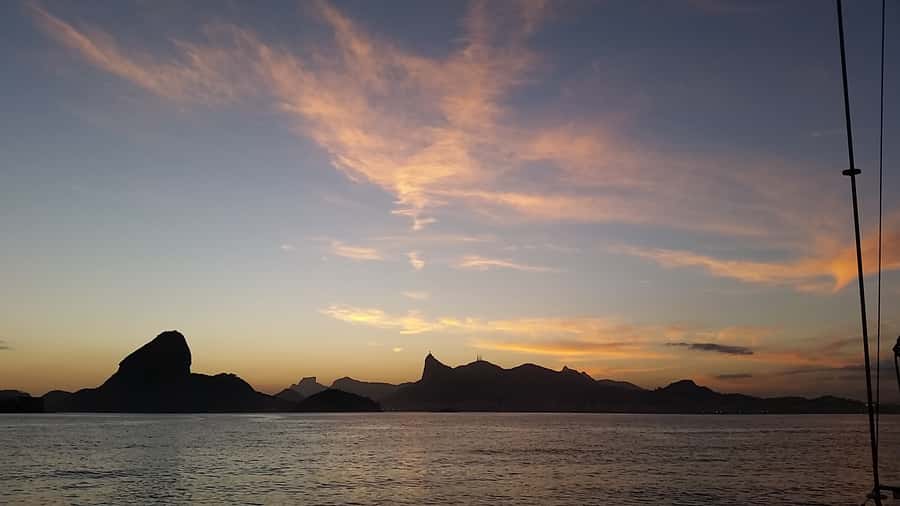 Rio de Janeiro: Guanabara Bay Sunset Sailing Tour & Drinks - Leaving the marina and entering Guanabara Bay