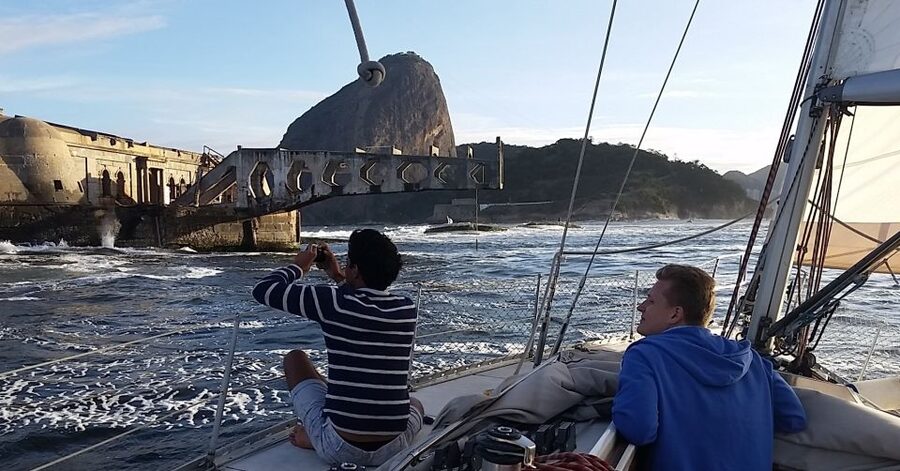 Rio de Janeiro: Guanabara Bay Sunset Sailing Tour & Drinks - Christ the Redeemer and the changing city view