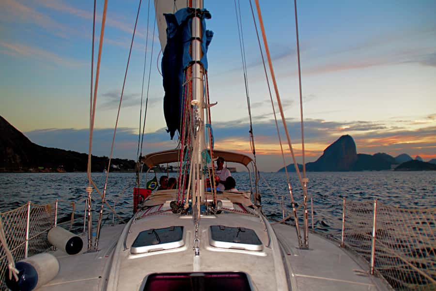Rio de Janeiro: Guanabara Bay Sunset Sailing Tour & Drinks - What the crew adds to the experience