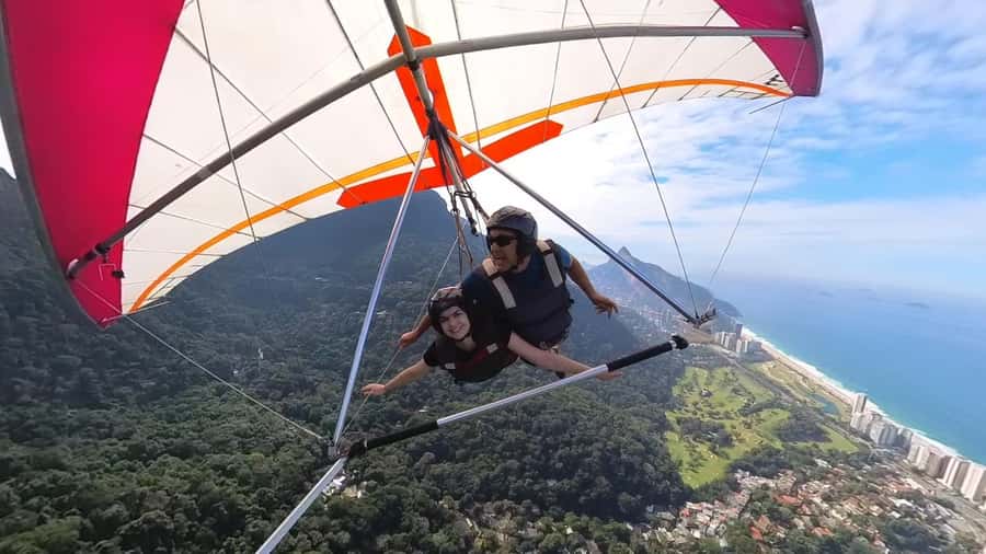 Rio de Janeiro: Hang Gliding or Paragliding Experience - Training, harnesses, and the moment of takeoff