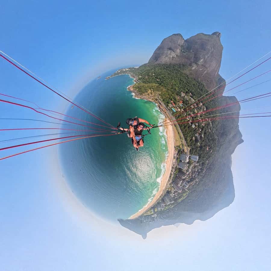 Rio de janeiro : Paragliding Tandem Flights over Rio - Arriving at Pepino Beach and the flight club
