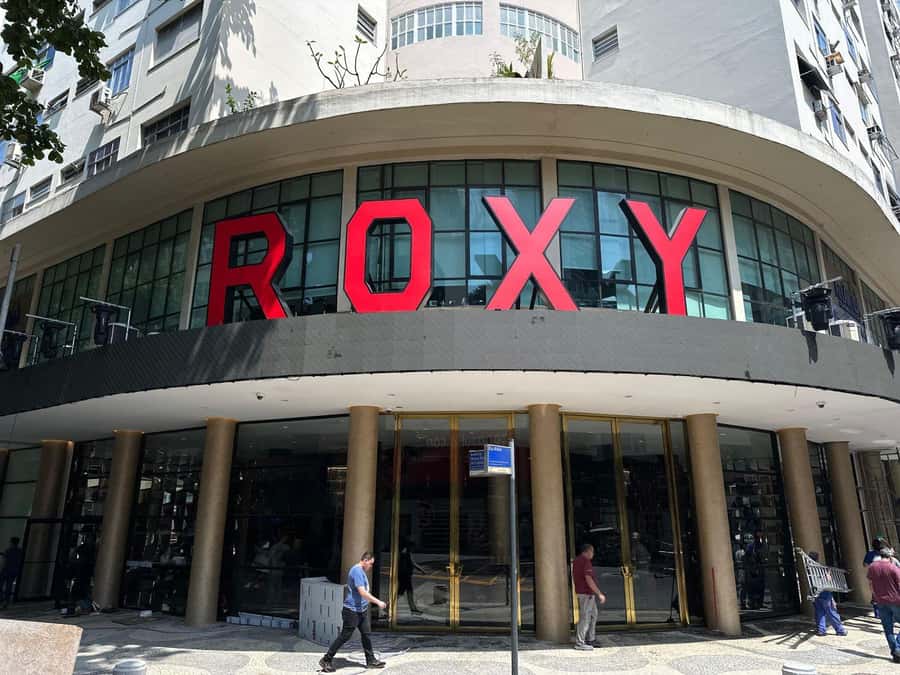 Rio de Janeiro: Roxy Dinner Show with Hotel Pickup - A former cinema with Art Deco style