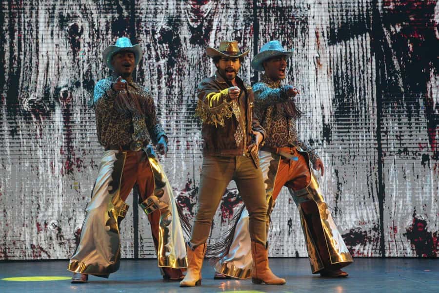 Rio de Janeiro: Roxy Dinner Show with Hotel Pickup - Who should book this experience?