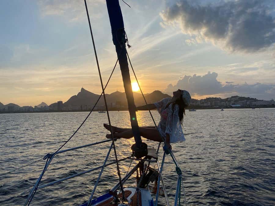 Rio de Janeiro: Sunset Sailboat Tour with Open Bar - The first hour: settling in with a caipirinha