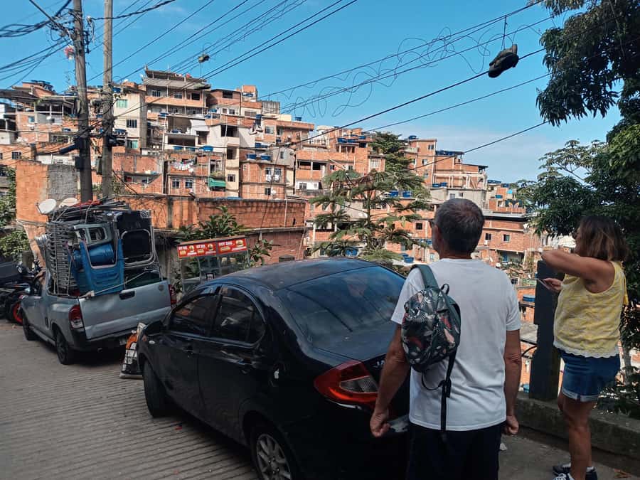 Rio de Janeiro: the biggest favela tour in Rio, lest go! - Meeting Jefferson at the foot of the favela