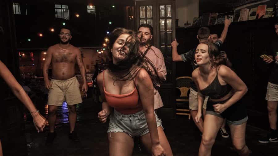 Rio Experience: Caipirinha Workshop (2 Caipis) + Funk Class - Learning Rio funk from a professional teacher
